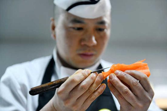 食品雕刻是把各种具备雕刻性能的可食性原材料,通过特殊的刀法雕刻成