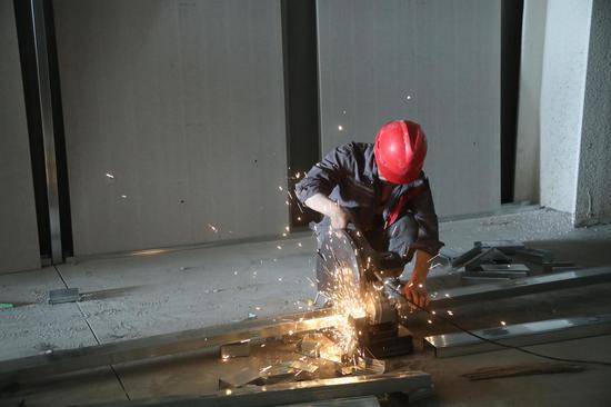 切割机作业.石继良&nbsp; 摄