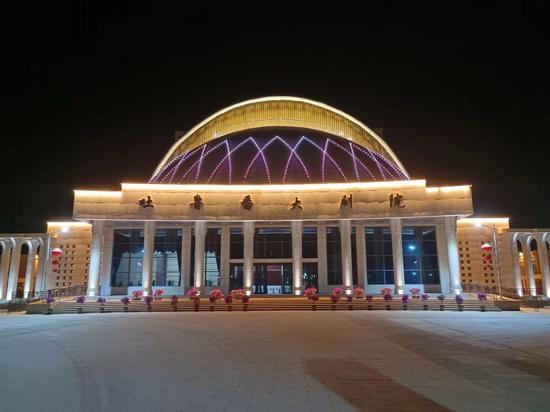吐鲁番大剧院夜景吐鲁番大剧院供图