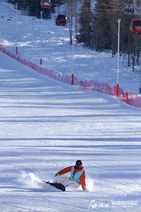 (旅游兴疆 我们为什么爱新疆粉雪