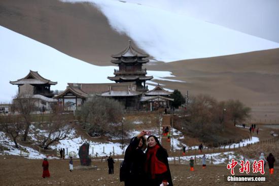 敦煌大漠降雪"素颜"迎客 沙雪交融如诗如画
