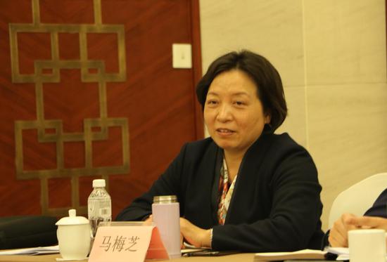 马梅芝参加小组讨论. 郭其钰 摄