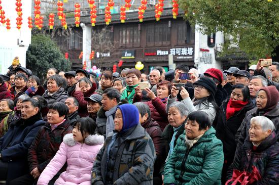 图为:观众在专注看戏.  柱子(通讯员)摄