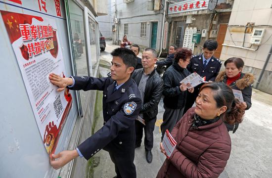 应伟健)近日,宁波市奉化区公安民警在社区,公园等地开展扫黑除恶宣传