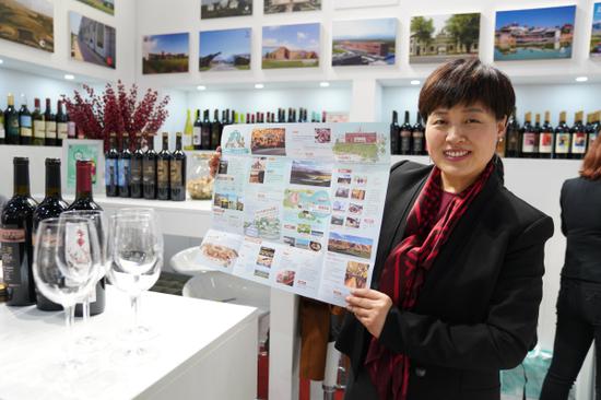 新疆天塞酒庄庄主陈立忠正在为世界客商推介大美巴州旅游资源.