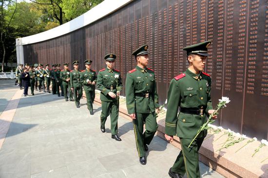 官兵們瞻仰革命英雄紀念碑和烈士墓. 溫州武警供圖