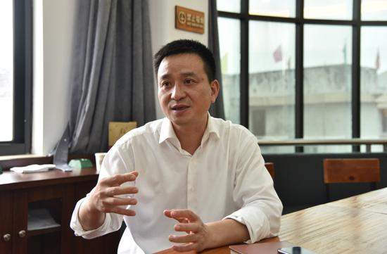 图为:苍南县宜山镇党委书记陈国子接受中新网记者专