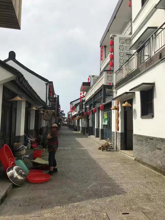 广陈镇山塘村街景 李典 摄