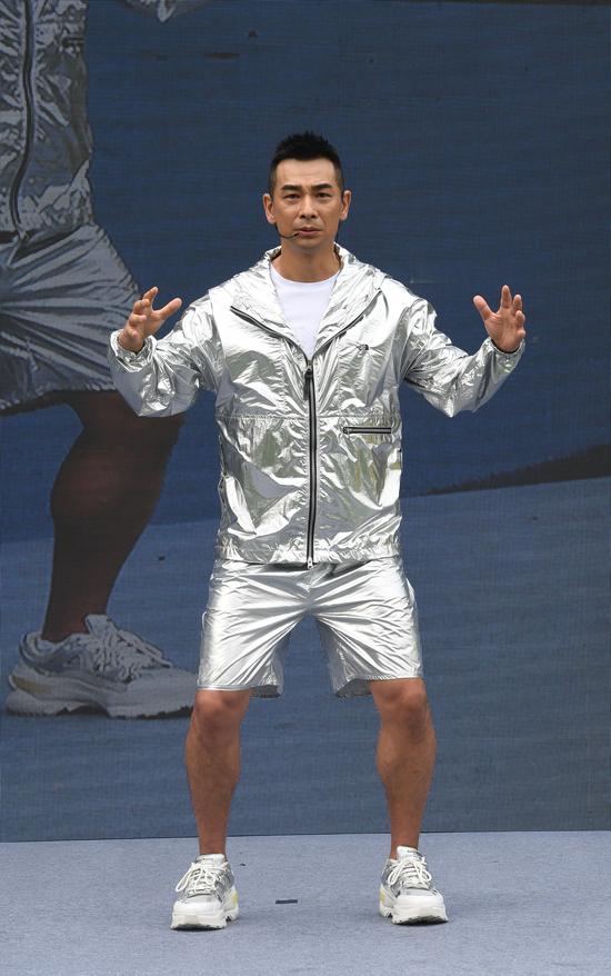 图为:赵文卓在演示"开合手"动作.王刚 摄