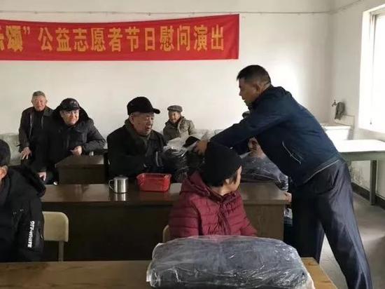 金继雄给养老服务中心的老人送棉衣.供图