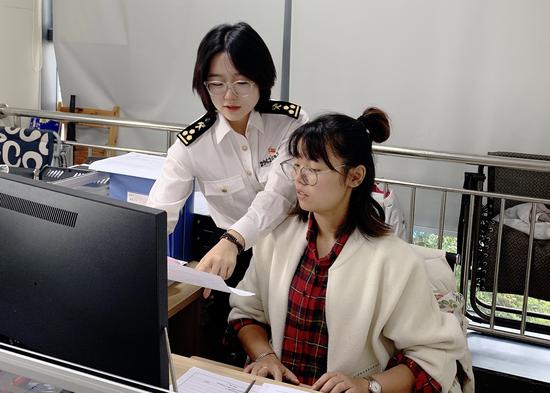 海关工作人员为企业办理"两步申报".裘依婷摄