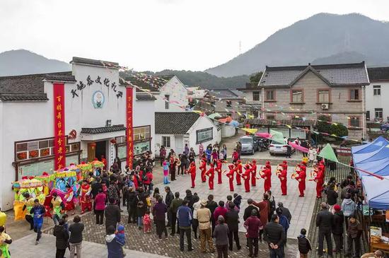 近日,在舟山市普陀区展茅街道年味十足,品农家零食,赏年货展览,观民俗