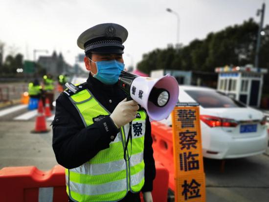 在此过程中,嘉兴高速交警支队积极参战,主动协调,联合当地卫生防疫