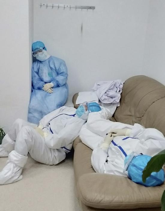 图为医护人员席地休息.  余姚宣传部供图