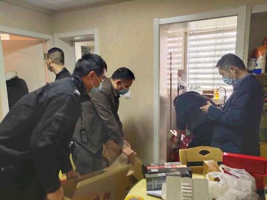 警方在嫌疑人家中进行搜查.吴兴公安提供