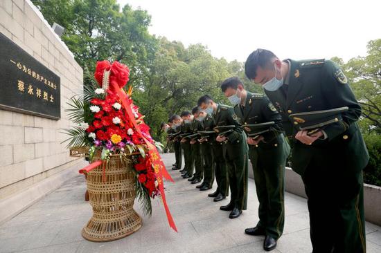 武警杭州支队官兵祭扫缅怀烈士蔡永祥