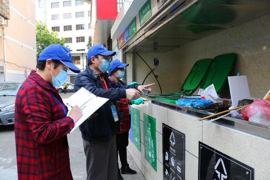 手把手指導垃圾分類 寧波招寶山督查員為垃圾找