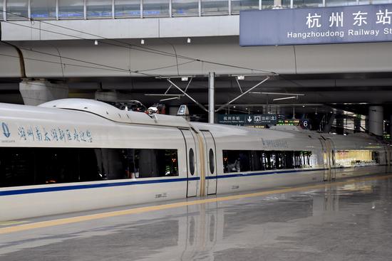 湖州南太湖新區高鐵冠名列車從杭州東站發車. 南太湖新區供圖