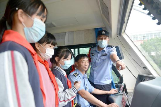 浙江台州学生学习铁路安全知识 过别样儿童节