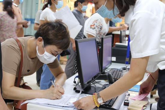 自7月1日起,衢江區各鄉鎮現役軍人父母將分批前往衢州市第二人民醫院