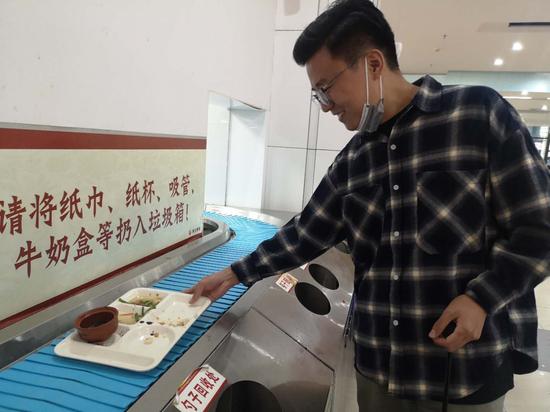 杭师大餐盘回收处.童笑雨 摄