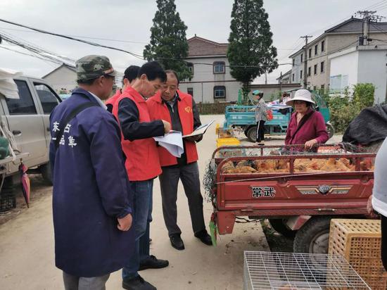 彭明)早晨6点,浙江省湖州市长兴县洪桥镇东王村同心广场上的小摊位