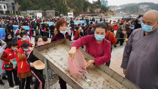 温州市洞头区第十届放生节在浙江洞头举办,大批优质鱼苗在洞头国际