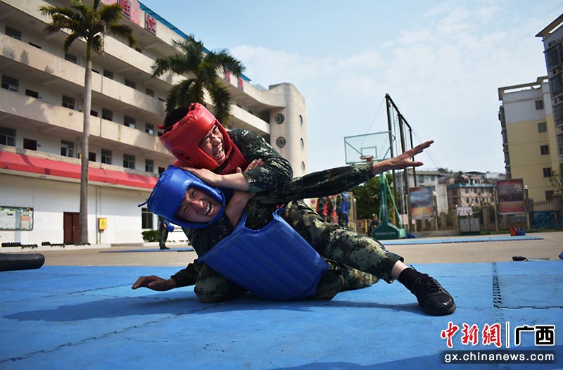 图为武警南宁支队官兵擒敌技术杀声震天.徐烽敏