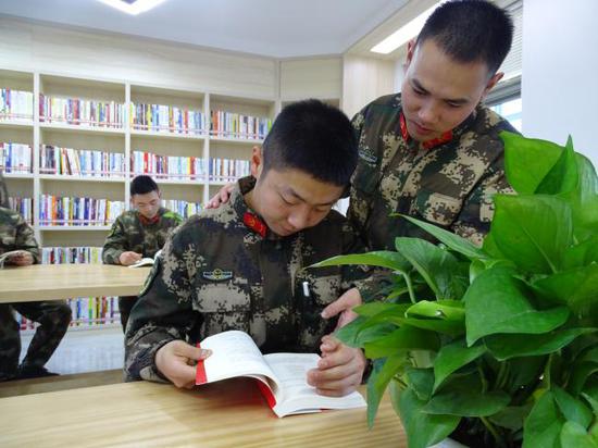 官兵在图书室.武警衢州支队 供图