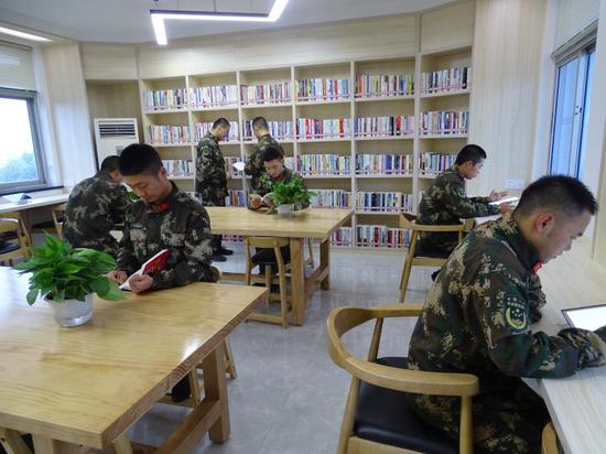 官兵在图书室.武警衢州支队 供图