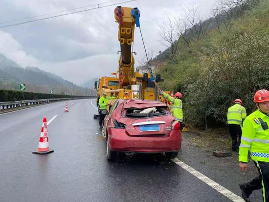 浙江丽水一轿车高速翻车 被困司机幸得过路车施救脱险