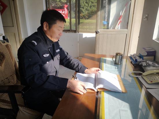 新春坚守岗位的保安老沈:把做好事变成一种风尚