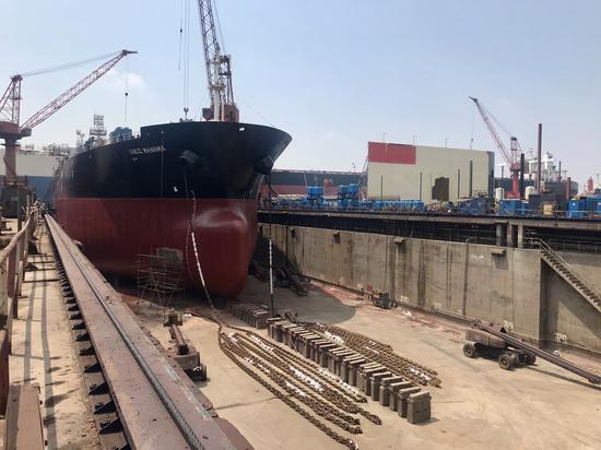 干船坞内,船舶等待修缮.李典 摄