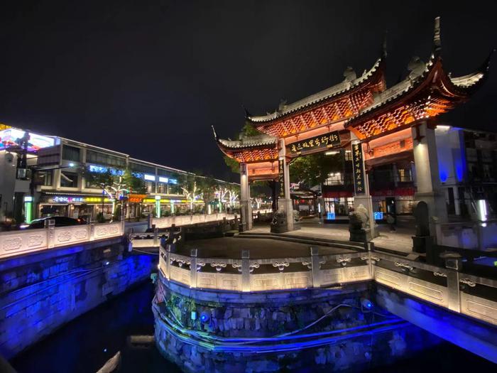 鲁迅故里步行街入口牌坊.项菁 摄