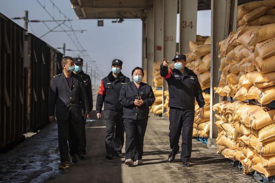 新疆呼图壁站派出所全力确保货场春耕物资安全