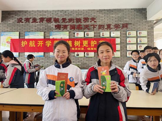 龙湾区海滨街道开展"护航开学季,植树更护苗",向海滨中学师生发范