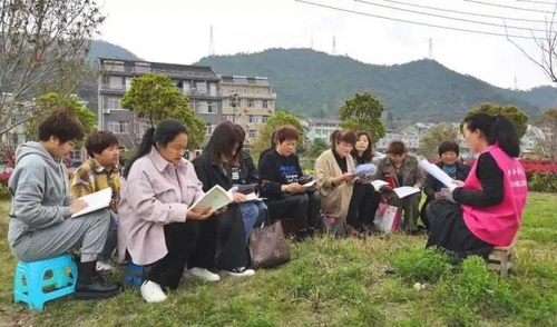 斤的通訊設備翻山越嶺……