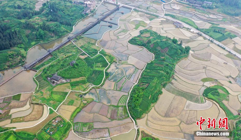 航拍广西侗寨三江水田如明镜(1/6)