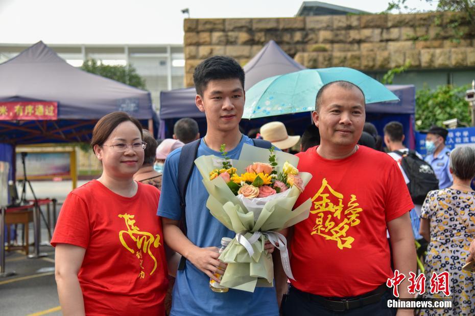 6月8日,广西柳州高级中学考点外,不少家长手捧鲜花等待孩子高考结束