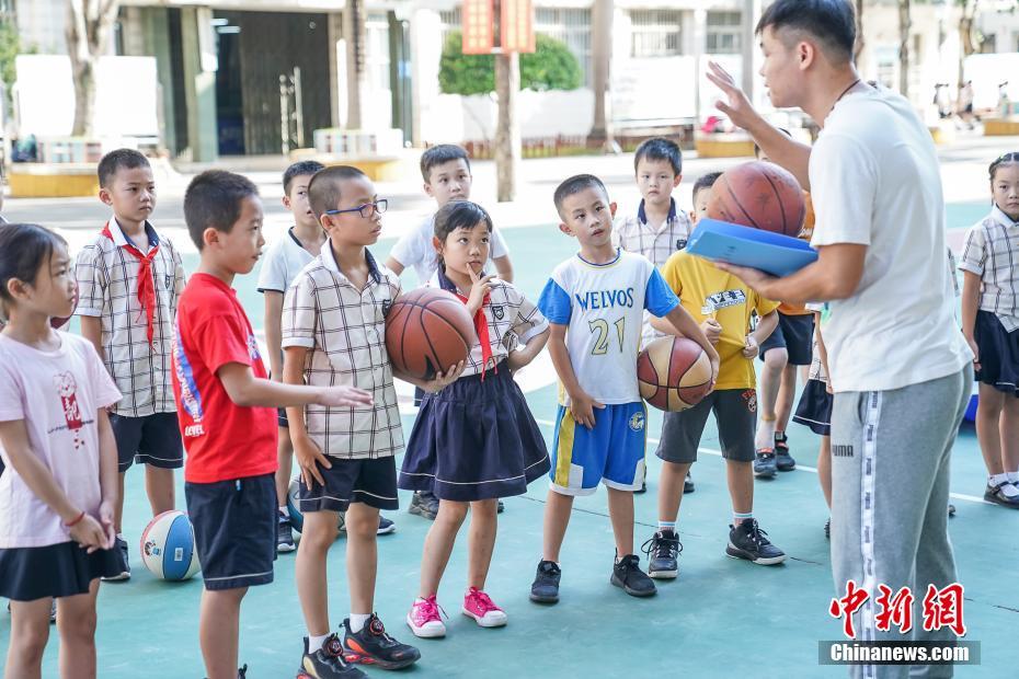 8月30日,开学首日,广西南宁市天桃实验学校天桃校区学生在放学后参加