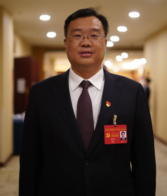 克拉玛依市人大常委会副主任,乌尔禾区委书记薛宏舜.