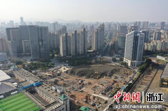 和平广场西面高楼林立.  王刚 摄