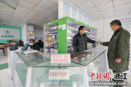 实名购买农药,肥料现场. 张昊桦供图