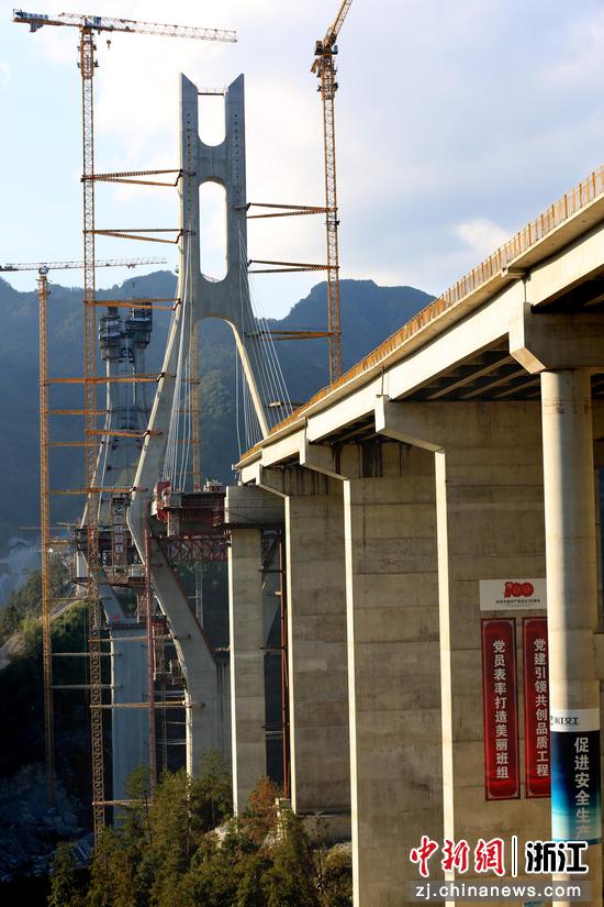 浙江高度最高跨径最大的山区斜拉桥主塔封顶