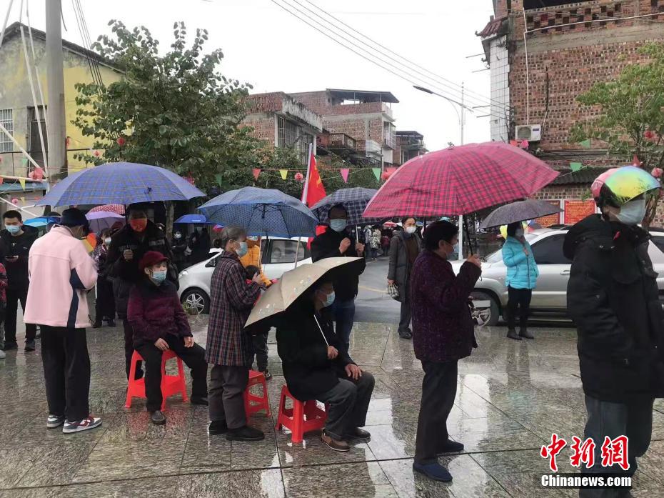 2月11日,廣西百色市田東縣民眾排隊接受核酸檢測. 何祖涵 攝