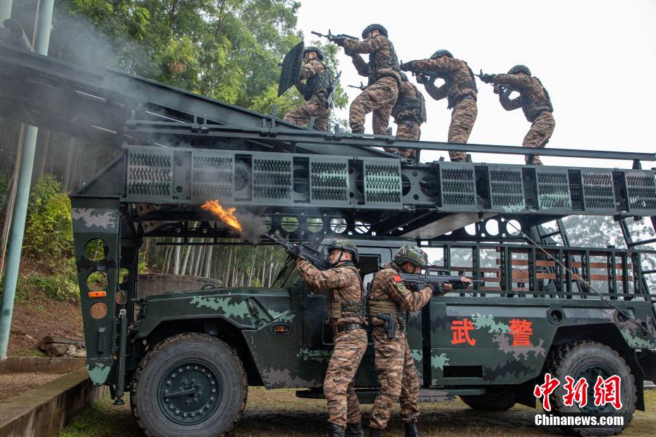 特战队员火力压制掩护队员对目标进行突击.刘明 摄