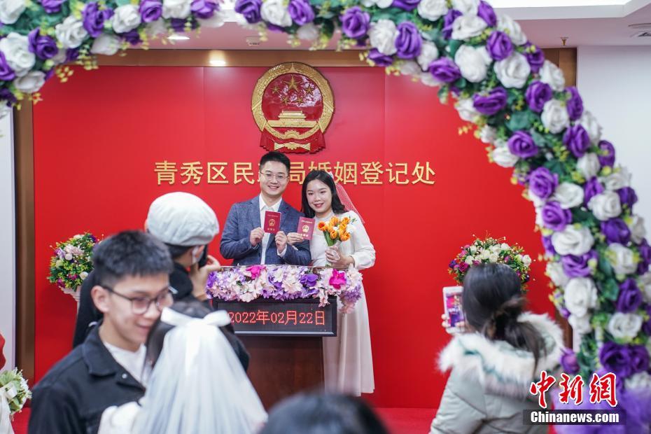 廣西南寧新人扎堆登記結婚