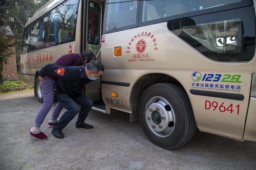 浙江省金华市金东区曹宅镇七宝塘村公交站点,公交车司机曹水能背着70