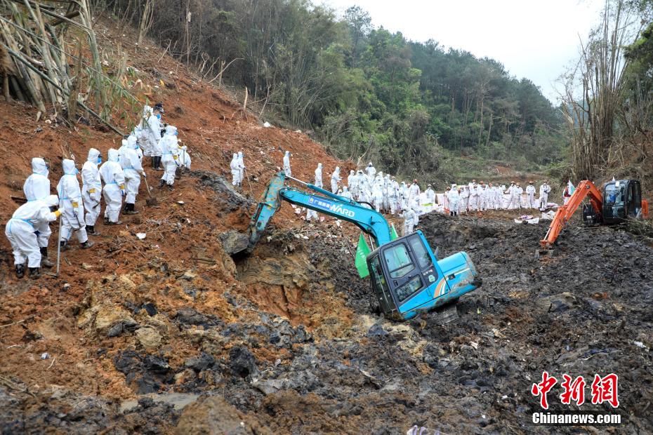 東航墜機救援現場武警官兵分批次分區域搜索16