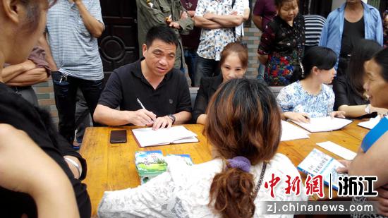 何赛)日前,浙江省台州市椒江区下陈街道党工委书记的办公室挤满了人